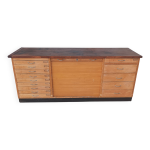 Meuble de m�tier � tiroirs et rideau en h�tre et noyer