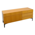 Meuble tv en bois avec tiroirs et pieds en acier noir.