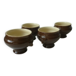 Mini soupières en faience marron et beige à l'intérieur. Mini soupières en faience marron et beige à l'intérieur.