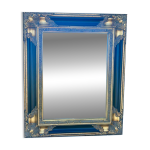 Miroir baroque en bois dor sur fond noir.