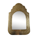 Miroir oriental en bois et laiton martelé en forme d'arche, décor végétaux, 52 cm Miroir oriental en bois et laiton martelé en forme d'arche, décor végétaux, 52 cm