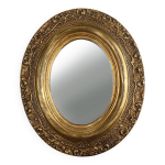 Miroir ovale français de style baroque en bois doré à décors floraux Miroir ovale français de style baroque en bois doré à décors floraux