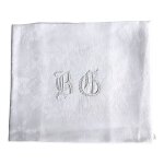 Nappe d'appoint damassée monogrammée bg 87 x 74 cm Nappe d'appoint damassée monogrammée bg 87 x 74 cm