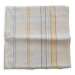 Nappe blanche, rayures jaunes en lin léger. Nappe blanche, rayures jaunes en lin léger.