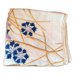 Nappe carr�e. couronne centrale brod�e main ; les bleuts.