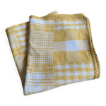 Nappe vintage rectangulaire réversible en coton avec carreaux et carrés de vichy jaunes et blancs. Nappe vintage rectangulaire réversible en coton avec carreaux et carrés de vichy jaunes et blancs.