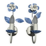 Paire d appliques fleurs en métal bleu et blanc Paire d appliques fleurs en métal bleu et blanc