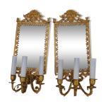 Paire d appliques à fond de miroirs à 3 bras de lumières en bronze ciselé et doré. encadrement a décors ... Paire d appliques à fond de miroirs à 3 bras de lumières en bronze ciselé et doré. encadrement a décors ...