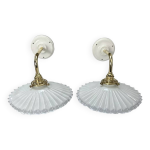Paire d appliques vintage en opaline dentelée blanche Paire d appliques vintage en opaline dentelée blanche