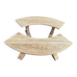 Paire de bancs incurvés style barrois rénovés en chêne massif Paire de bancs incurvés style barrois rénovés en chêne massif
