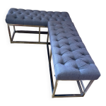 Paire de banquettes en métal chromé et tissu gris capitonné Paire de banquettes en métal chromé et tissu gris capitonné