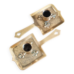 Paire de bougeoirs en bronze, fleurs de lys