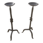 Paire de bougeoirs sur pied en fer forg