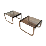 Paire de bouts de canap� en chrome, bois noirci et verre