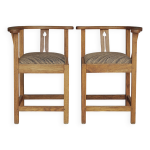 Paire de chaises d'angle en chne dans le style de liberty & co, annes 1920