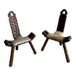 Paire de chaises espagnoles des ann�es 1950 en bois massif sculpt� avec assises en cuir de vachette beige ...