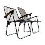 Paire de chaises pliantes vintage en fil d'aluminium argent� avec accoudoirs en bois style industriel ...