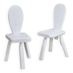 Paire de chaises tripodes, assises  la gouge. brutalistes, circa 1960. bois peint.