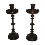 Paire de chandeliers en bois tourné acajou Paire de chandeliers en bois tourné acajou