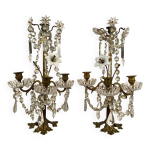Paire de chandeliers à pampilles et fleurs en porcelaine blanche Paire de chandeliers à pampilles et fleurs en porcelaine blanche