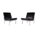 Paire de chauffeuses modernistes en cuir noir Paire de chauffeuses modernistes en cuir noir