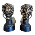 Paire de chenets anciens en fonte patin�e, d�cor t�tes de lion