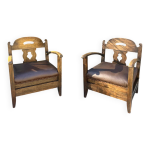 Paire de fauteuils en bois teint� et cuir �poque xx�me si�cle