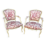 Paire de fauteuils cabriolets de style louis xv, laqus en blanc ivoire
