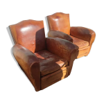 Paire de fauteuils club à moustaches en cuir havane dans leurs jus vers 1930 Paire de fauteuils club à moustaches en cuir havane dans leurs jus vers 1930