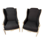 Paire de fauteuils louis xvi à oreillettes en bois peint gris et tissu noir Paire de fauteuils louis xvi à oreillettes en bois peint gris et tissu noir