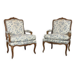 Paire de fauteuils � la reine louis xv en bois sculpt� et � chen� �, xviii�me si�cle