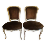 Une paire de fauteuils de style louis xv