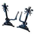 Paire de grands chenêts en métal xxème à décor de mascaron Paire de grands chenêts en métal xxème à décor de mascaron