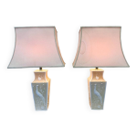 Paire de grandes lampes de table en cramique crme ornes de paons en relief et d'abat - jour en tissu. ...