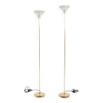 Paire de lampadaires italiens dorés avec abat - jour en verre, années 1970 Paire de lampadaires italiens dorés avec abat - jour en verre, années 1970