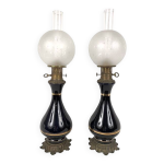 Paire de lampes à pétrole en porcelaine bleu de four, fin xixe Paire de lampes à pétrole en porcelaine bleu de four, fin xixe