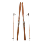 Paire de skis en bois vintage avec fixations geze kandahar et b�tons en bambou, ann�es 1950