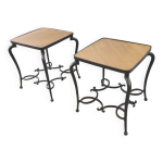 Paire de tables d'appoint en fer forg et plateau en chne, travail franais