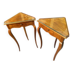 Paire tables d'appoint guéridons d'angle encoignure noyer blond massif loui Paire tables d'appoint guéridons d'angle encoignure noyer blond massif loui