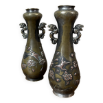 Paire de vases en bronze - motifs asiatiques en relief en cuivre