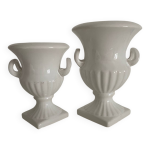 Paire de vases mdicis en cramique blanche.