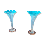 Paire de vases soliflores � tulipe � en verre opaline bleue �poque n