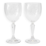 Une paire de verres � vin grav�s en cristal