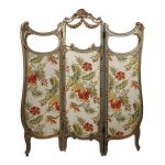 Paravent de style louis xv à trois feuille en bois mouluré et tissus brodé Paravent de style louis xv à trois feuille en bois mouluré et tissus brodé