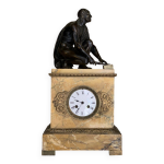 Pendule en marbre jaune de sienne, bronze antique