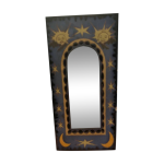 Petit miroir en cramique avec motifs en mosaque et peintures jaune et bleue.