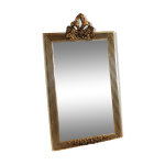 Petit miroir rectangulaire en bois doré avec fronton à décor de fleurs Petit miroir rectangulaire en bois doré avec fronton à décor de fleurs