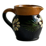 Petit pichet alsacien en c�ramique noire et marron, d�cor� de motifs floraux peints � la main.