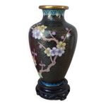 Petit vase noir cloisonné décoré de fleurs de cerisiers jaunes et roses, vase sur socle en bois Petit vase noir cloisonné décoré de fleurs de cerisiers jaunes et roses, vase sur socle en bois