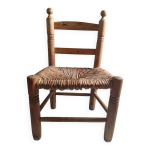 Petite chaise d'enfant en bois et en paille